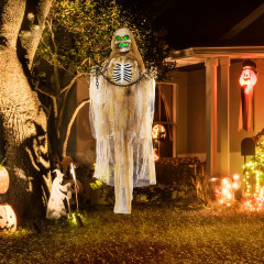 Halloweenská dekorace - závěsný kostlivec s LED světly | khaki č.1